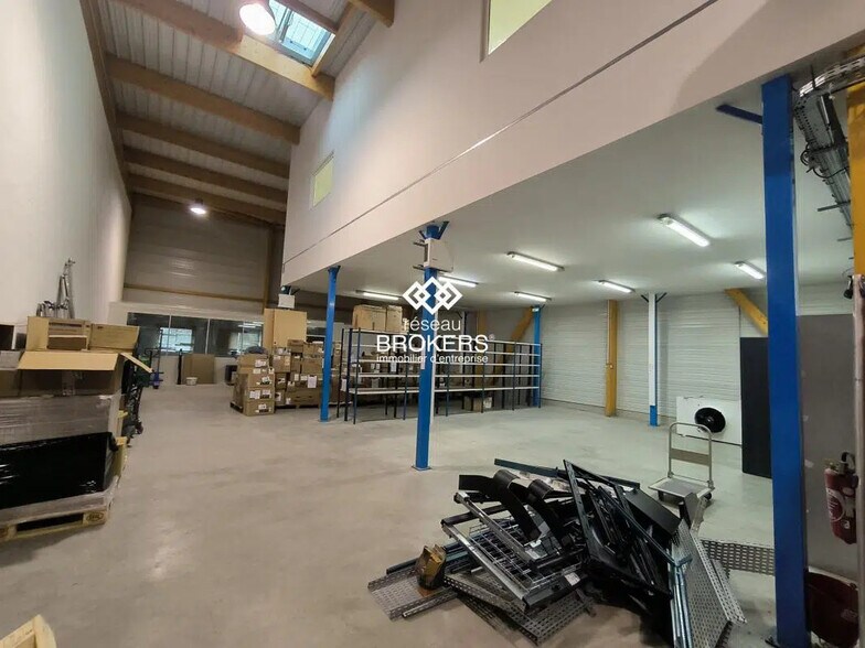 Flex dans Élancourt à louer - Photo du bâtiment - Image 3 de 21