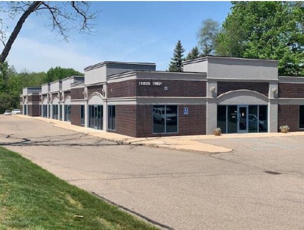 19805-19821 Farmington Rd, Livonia, MI for lease - Primary Photo - Image 1 of 6