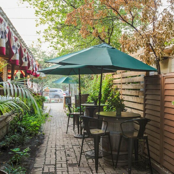 314 Wimberley Square Store & Restaurant portefeuille de 3 propriétés à vendre sur LoopNet.ca - Photo du bâtiment - Image 3 de 28