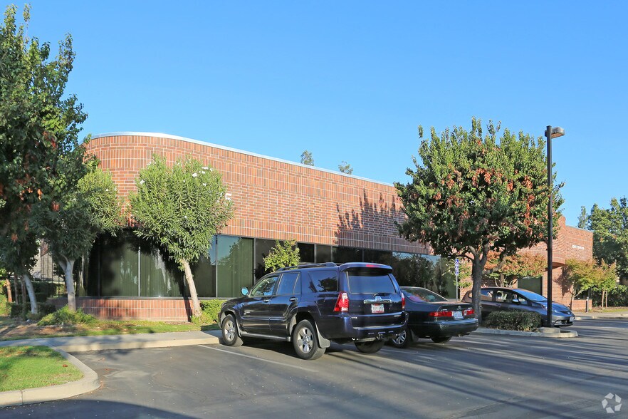 7475 N 1st St, Fresno, CA à vendre - Photo du bâtiment - Image 3 de 8