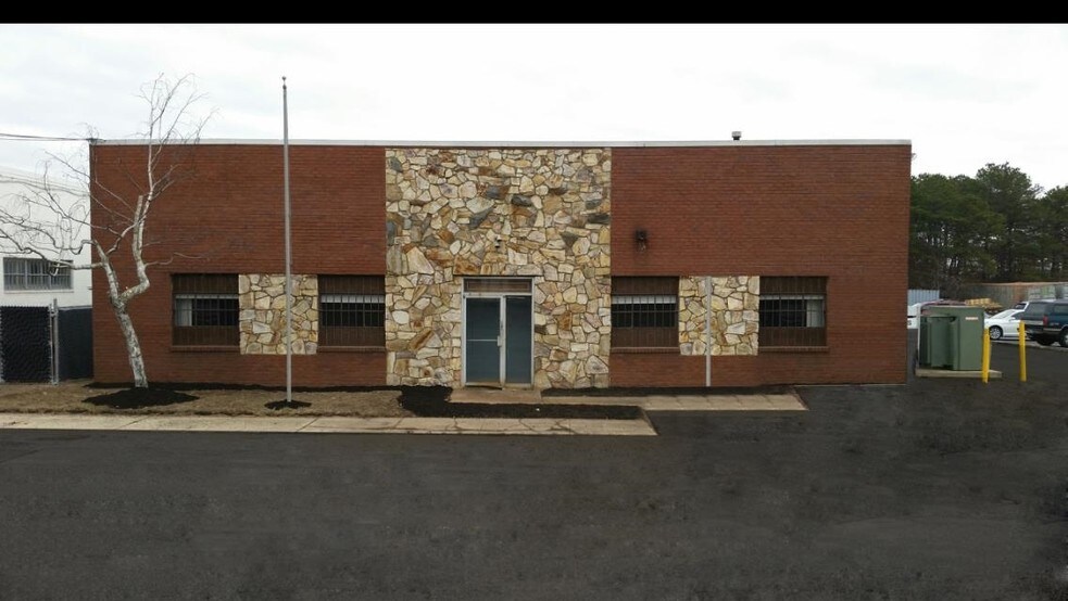 1605 Sycamore Ave, Bohemia, NY à louer - Photo du bâtiment - Image 2 de 2