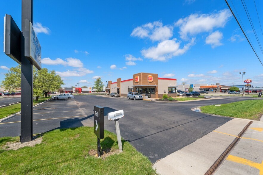 3904 W Bethel Ave, Muncie, IN à vendre - Photo du bâtiment - Image 3 de 5