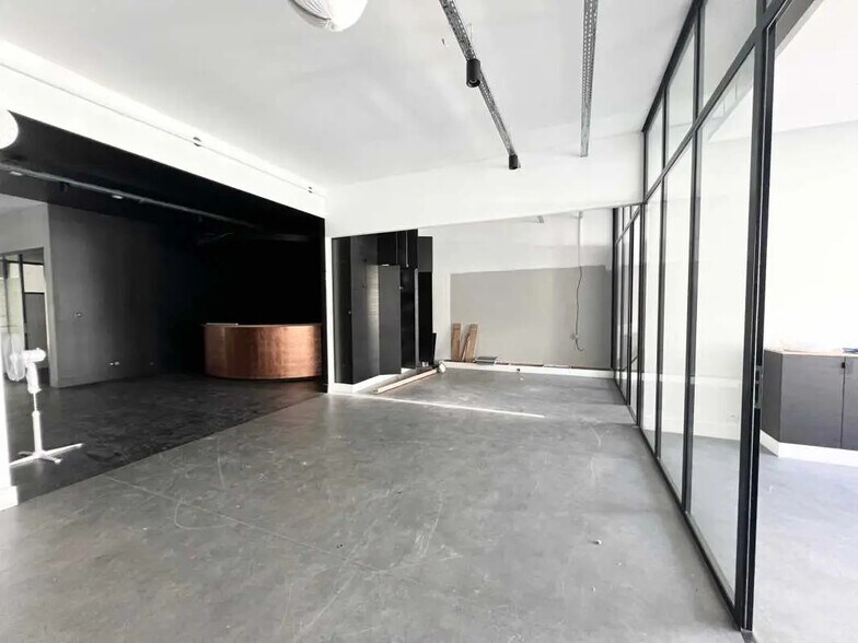 Flex in Paris for lease - Interior Photo - Image 1 of 6