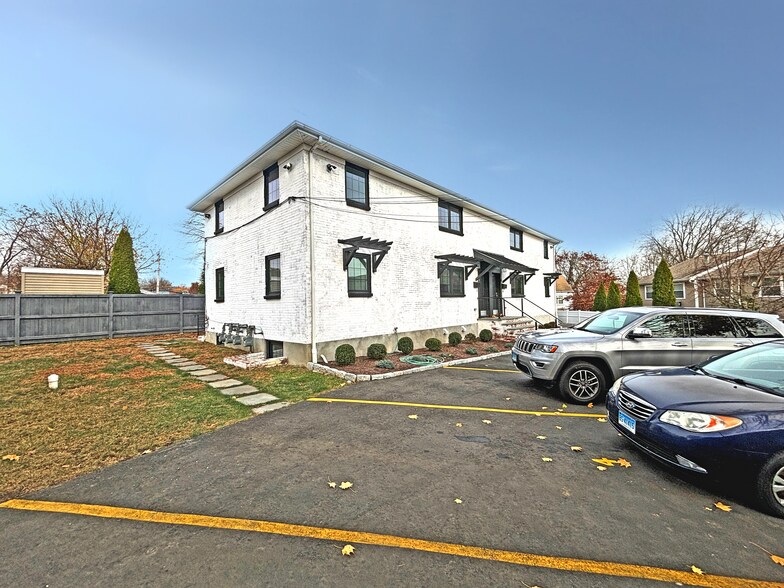 42 Poe Ct, Fairfield, CT à vendre - Photo du bâtiment - Image 2 de 10