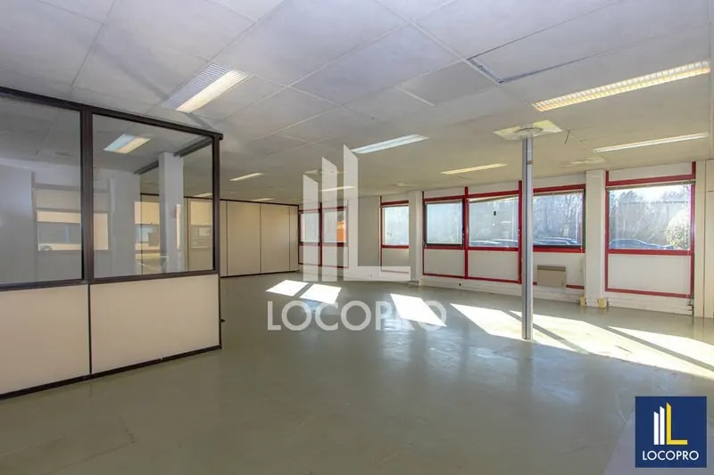Office in Meyreuil for lease Interior Photo- Image 1 of 6
