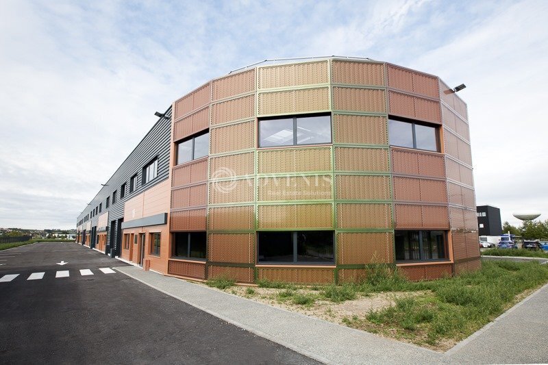Office in Buchelay for lease - Building Photo - Image 2 of 12