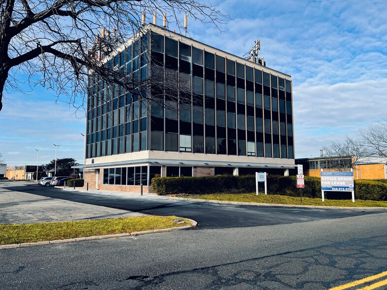 60 E Industry Ct, Deer Park, NY for lease - Building Photo - Image 3 of 5