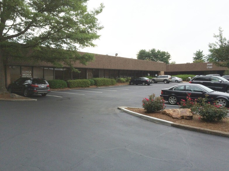 6825 Jimmy Carter Blvd, Norcross, GA à louer - Photo du bâtiment - Image 2 de 12