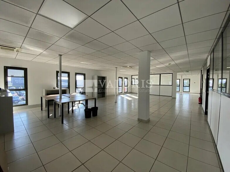 Flex in Saint-Priest for lease - Interior Photo - Image 3 of 11