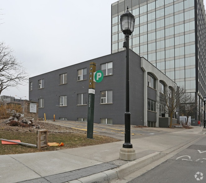 22 Water St S, Kitchener, ON à louer - Photo du bâtiment - Image 3 de 11