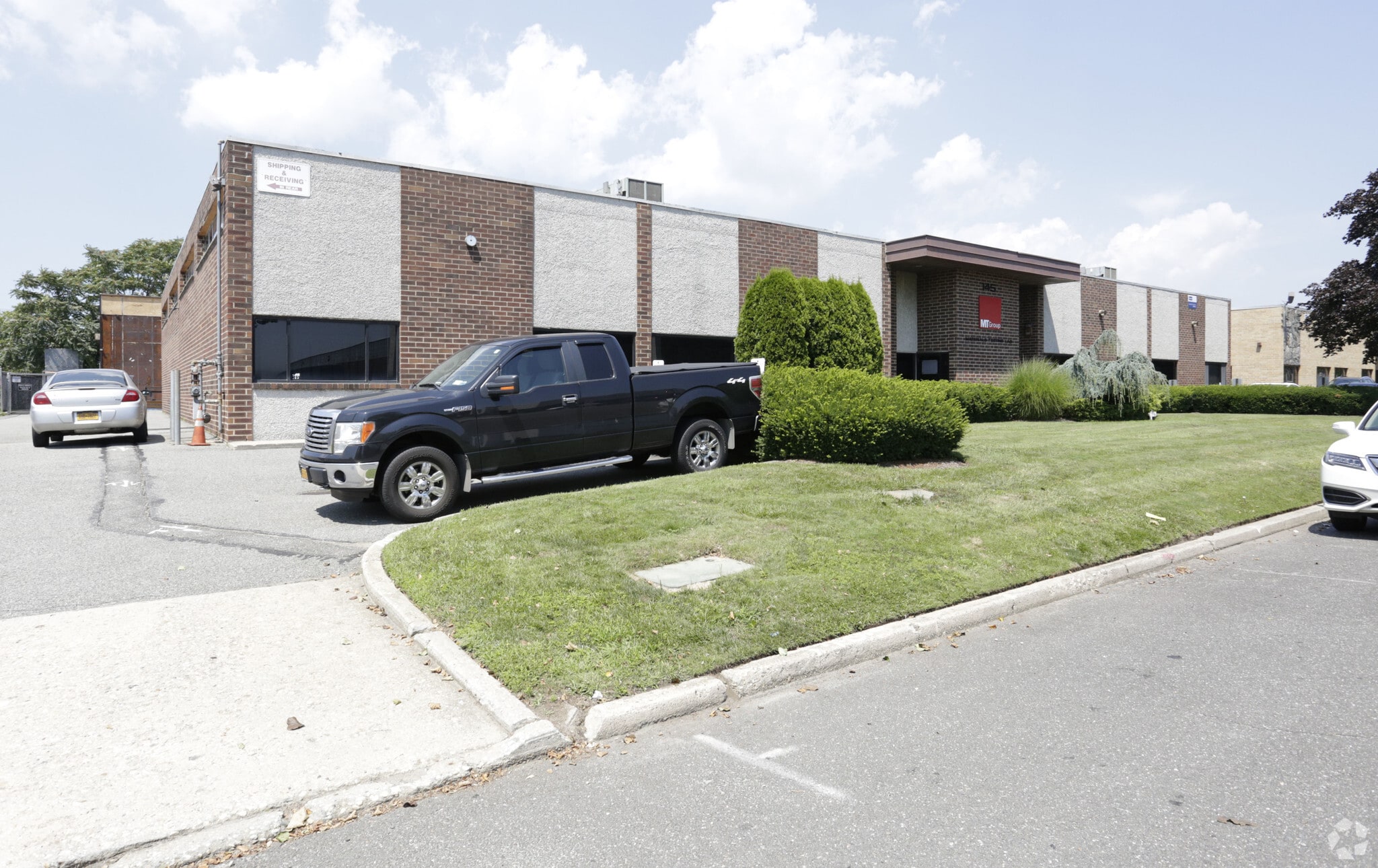 145 Sherwood Ave, Farmingdale, NY à louer Photo principale- Image 1 de 4