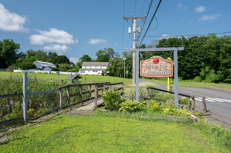 125 Plumtrees Rd, Bethel, CT à vendre - Photo du bâtiment - Image 1 de 10