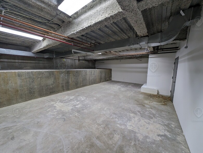 156 10th Ave, New York, NY for lease - Interior Photo - Image 2 of 4