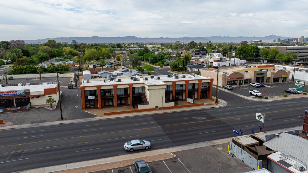 2425 E Thomas Rd, Phoenix, AZ à louer - Photo du bâtiment - Image 1 de 14