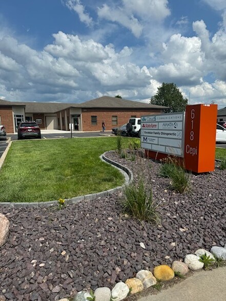 618 Cepi Dr, Chesterfield, MO à louer - Photo du bâtiment - Image 2 de 17