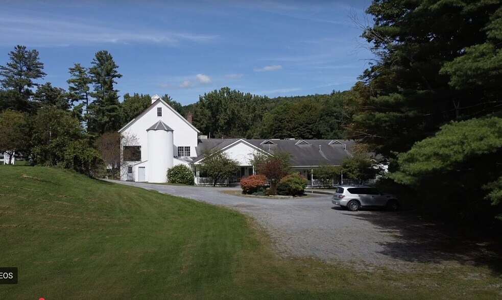 910 Cold Spring Rd, Williamstown, MA à vendre - Photo du bâtiment - Image 2 de 26