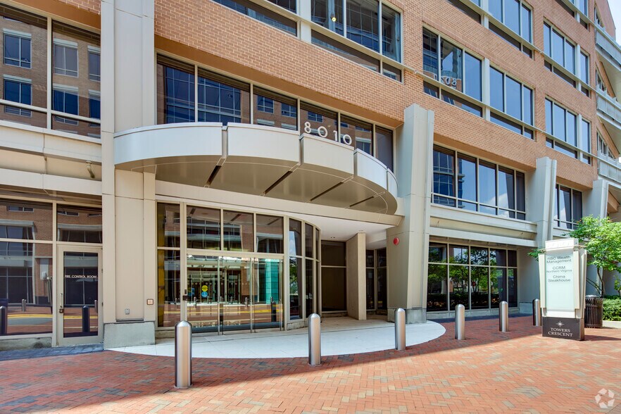 8010 Towers Crescent Dr, Vienna, VA à louer - Photo du bâtiment - Image 3 de 9