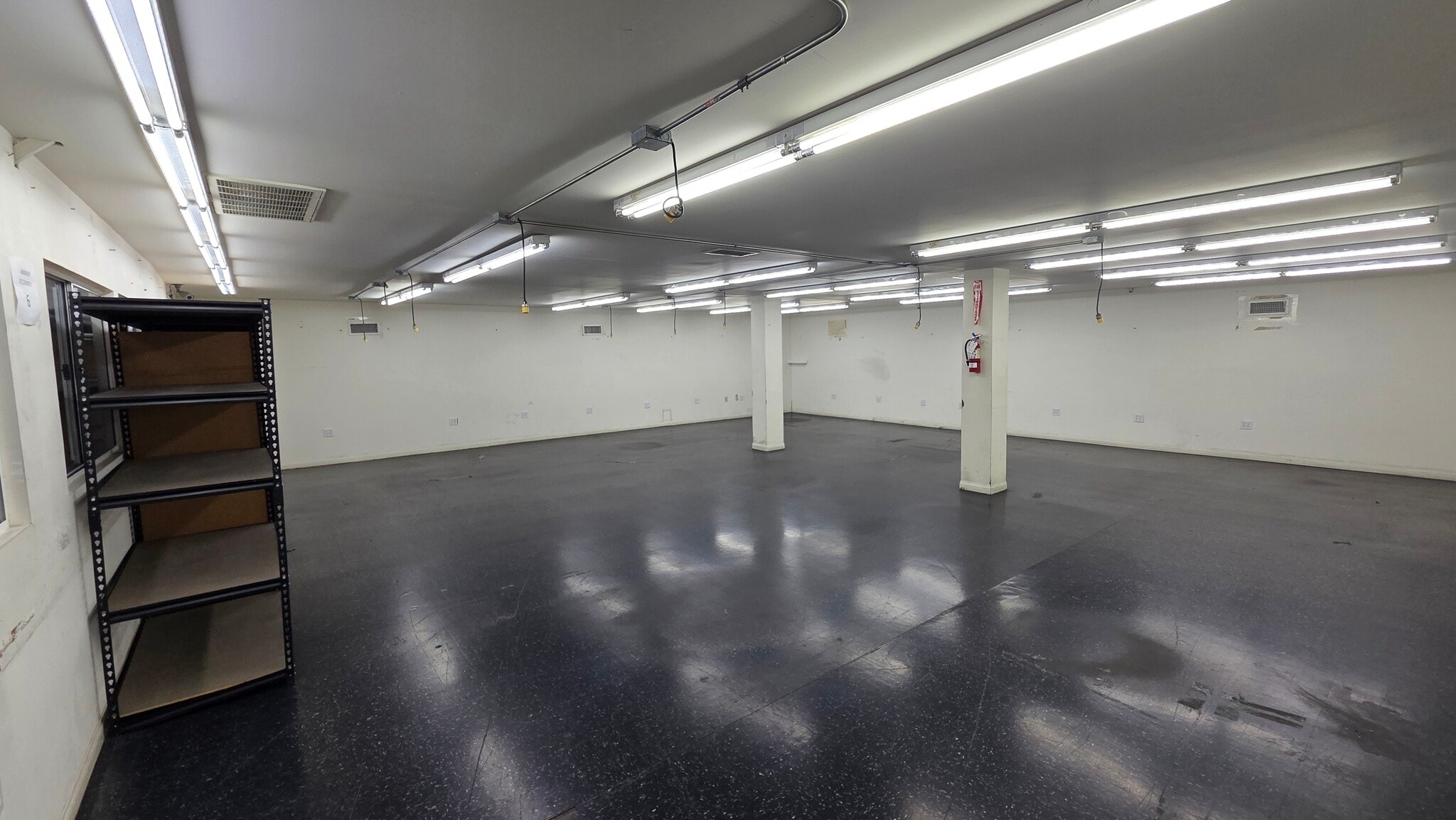 219 E 32nd St, Los Angeles, CA for lease Interior Photo- Image 1 of 8