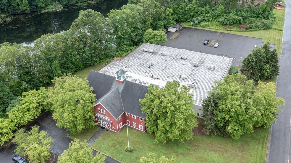 16-18 Trowbridge Dr, Bethel, CT à vendre - Photo du bâtiment - Image 3 de 58