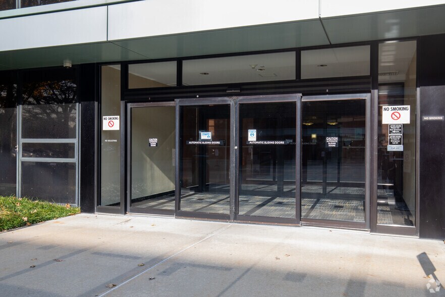 100 Garden City Plz, Garden City, NY à louer - Photo du bâtiment - Image 3 de 5