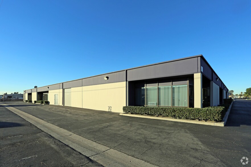 330 E Orangethorpe Ave, Placentia, CA à louer - Photo du bâtiment - Image 3 de 4