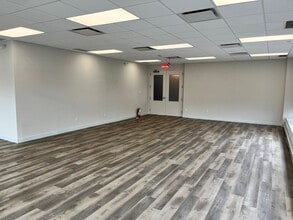 99 W Hawthorne Ave, Valley Stream, NY à louer Photo du bâtiment- Image 2 de 3