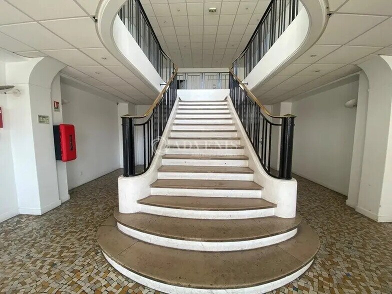 Bureau dans Conflans-Sainte-Honorine à louer - Hall d’entrée - Image 3 de 12