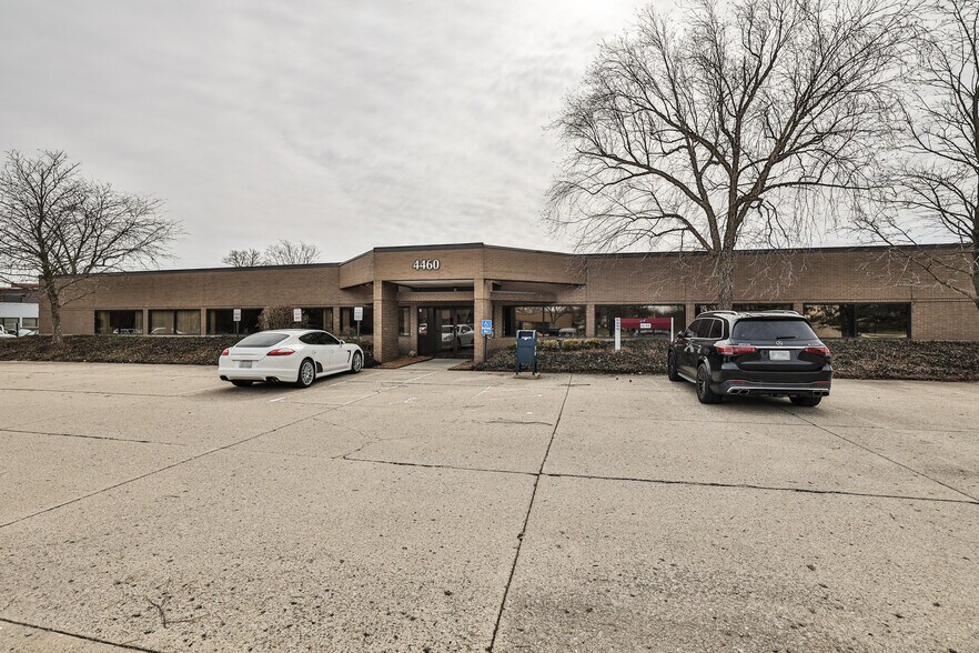 4420-4460 Carver Woods Dr, Blue Ash, OH for lease - Building Photo - Image 2 of 19