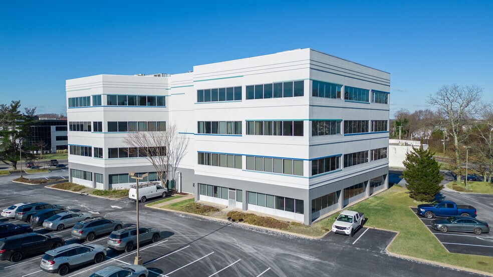 300 Wheeler Rd, Hauppauge, NY à louer - Photo du bâtiment - Image 2 de 13