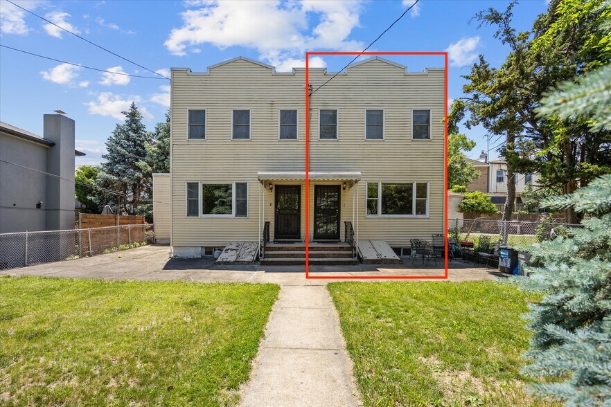 6112 56th Dr, Maspeth, NY à vendre - Photo du bâtiment - Image 2 de 25