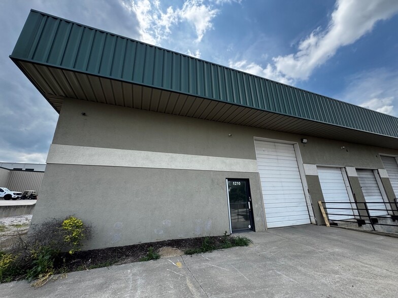 1210 NW Valley Ridge Dr, Grain Valley, MO for lease - Building Photo - Image 1 of 7