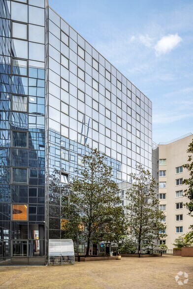 2 Place Des Vosges, Courbevoie à louer - Photo du bâtiment - Image 3 de 15