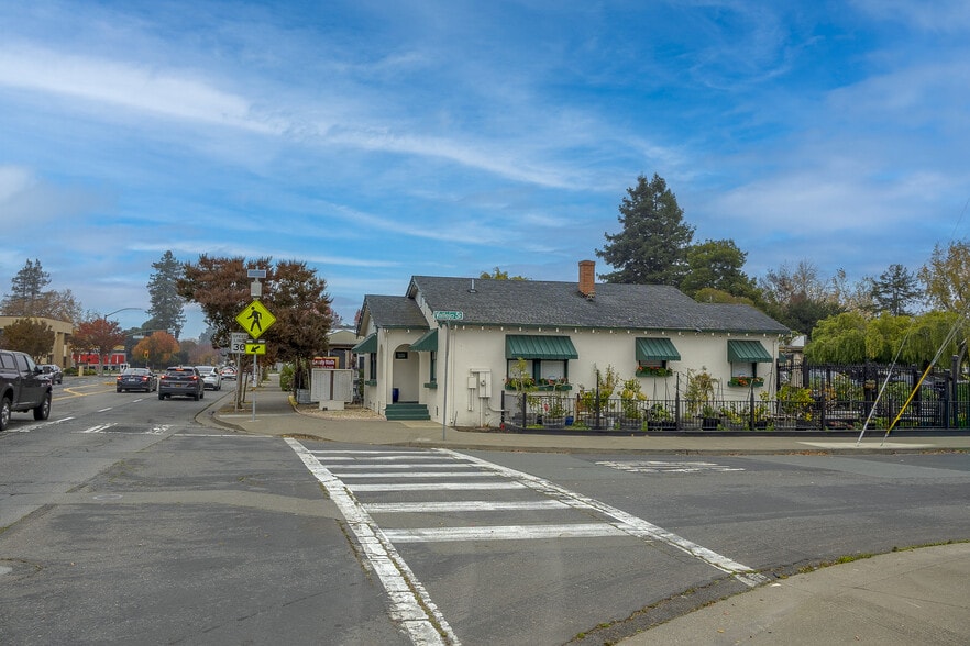 700-710 E Washington St Sale portfolio of 2 properties for sale on LoopNet.ca - Building Photo - Image 3 of 15