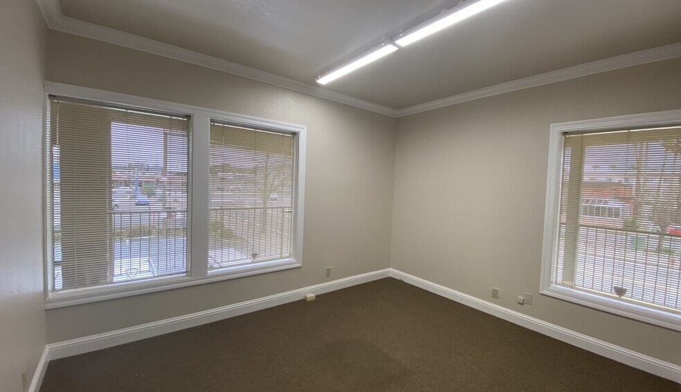833 Mistletoe Ln, Redding, CA à louer - Photo du bâtiment - Image 3 de 10