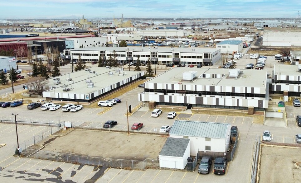 14904 123rd Ave NW, Edmonton, AB à louer - Photo du bâtiment - Image 2 de 4