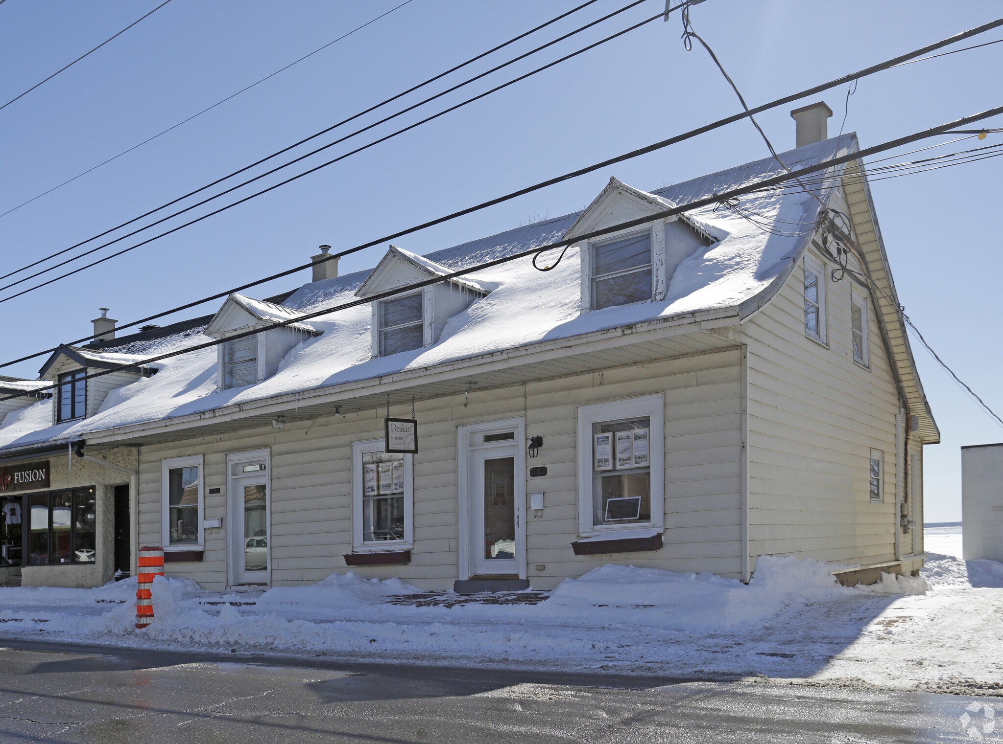 330-332 Ch du Bord-du-Lac-Lakeshore, Pointe-claire, QC for sale Primary Photo- Image 1 of 1