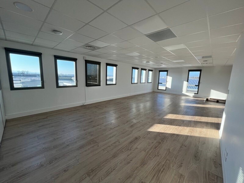 Office in Chassieu for sale Interior Photo- Image 1 of 5