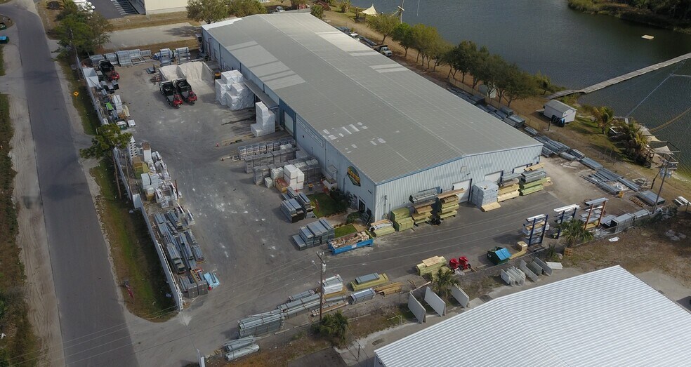 17550 East St, North Fort Myers, FL à louer - Photo du bâtiment - Image 2 de 9