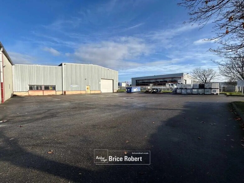 Office in Chassieu for lease - Building Photo - Image 2 of 3