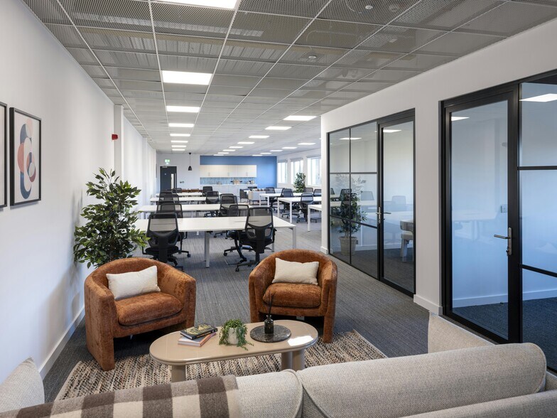 60 South Gyle Crescent, Edinburgh à louer - Photo du bâtiment - Image 3 de 7