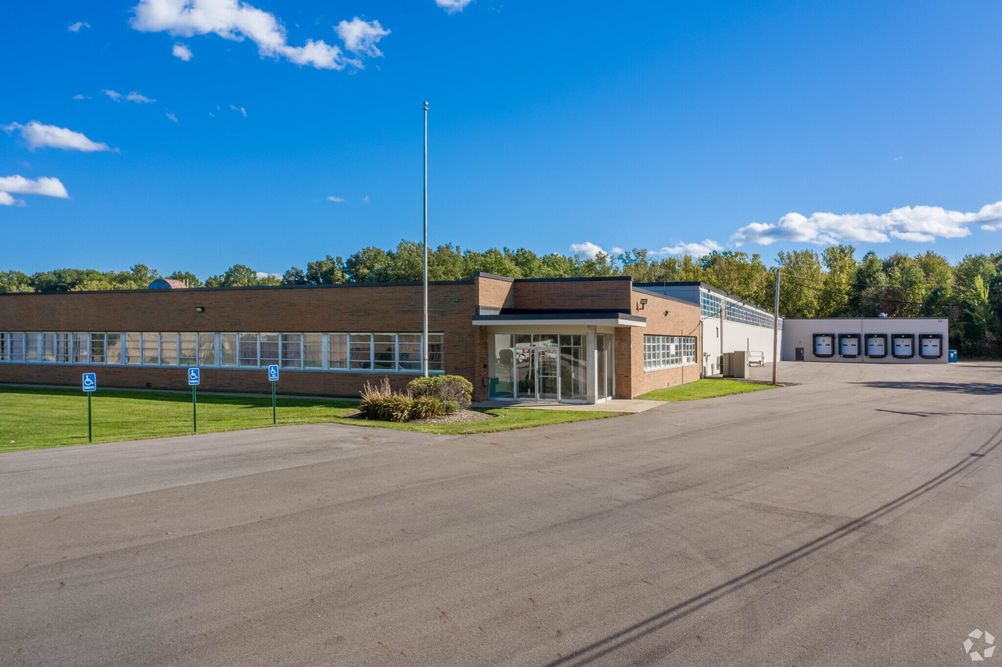 1366 Commerce Dr, Stow, OH for lease Primary Photo- Image 1 of 12