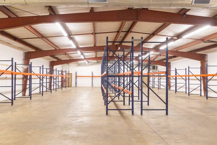 916 S Locust St, Denton, TX for lease - Interior Photo - Image 3 of 21