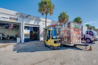 9090 NW South River Dr, Miami, FL à louer Photo du bâtiment- Image 2 de 7