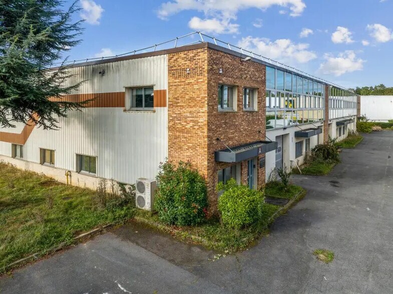Industrial in Les Ulis for lease - Building Photo - Image 3 of 9