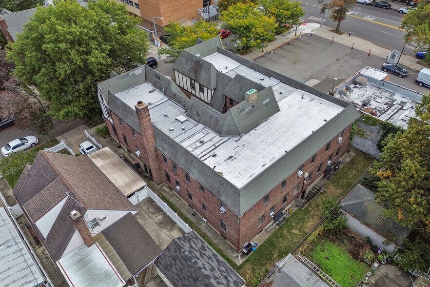 4324 208th St, Bayside, NY à vendre - Photo du bâtiment - Image 3 de 15