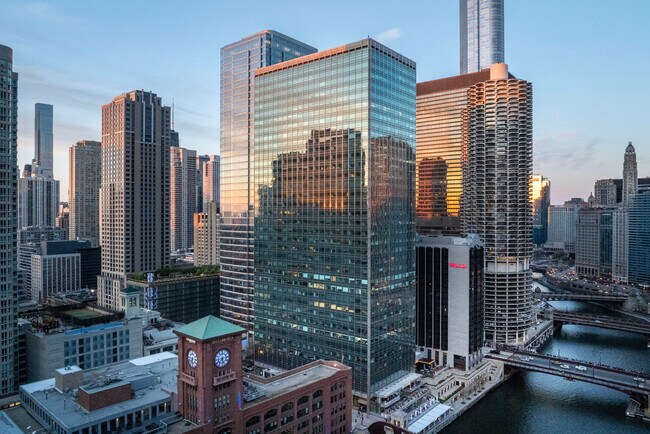 Plus de détails pour 321 N Clark St, Chicago, IL - Commerce de détail à louer