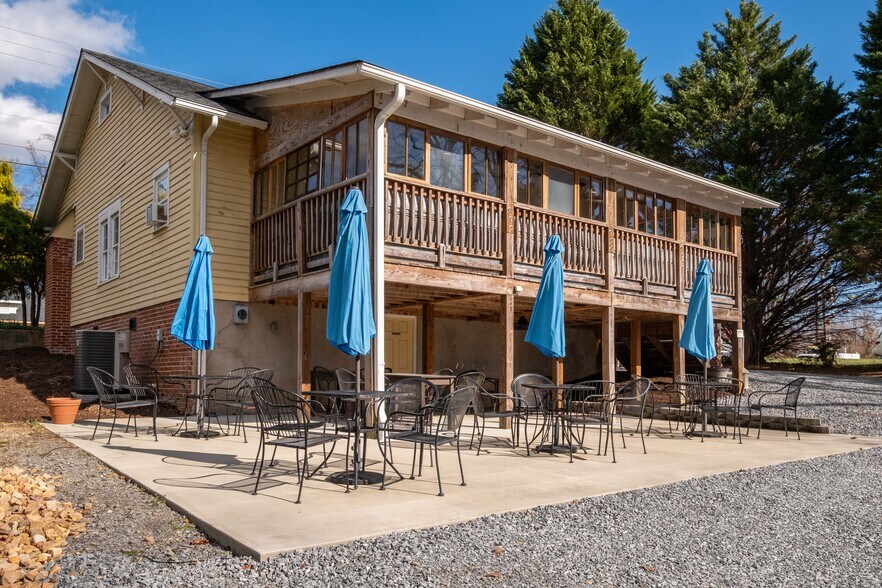 913 N Bridge St, Elkin, NC à vendre - Photo du bâtiment - Image 2 de 24