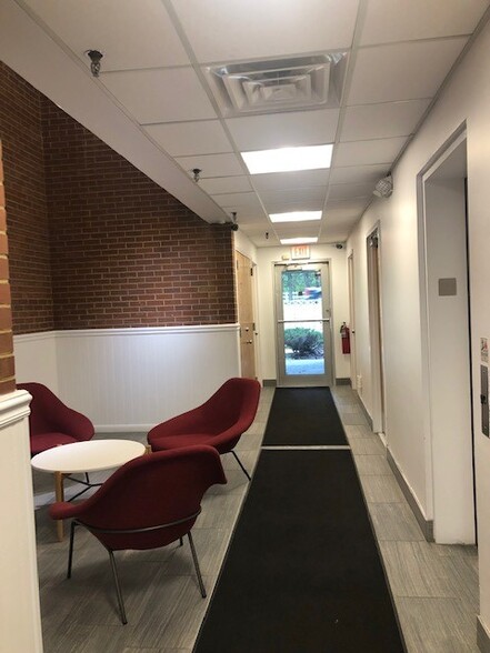 100 Campus Dr, Marlboro, NJ for lease - Interior Photo - Image 2 of 3