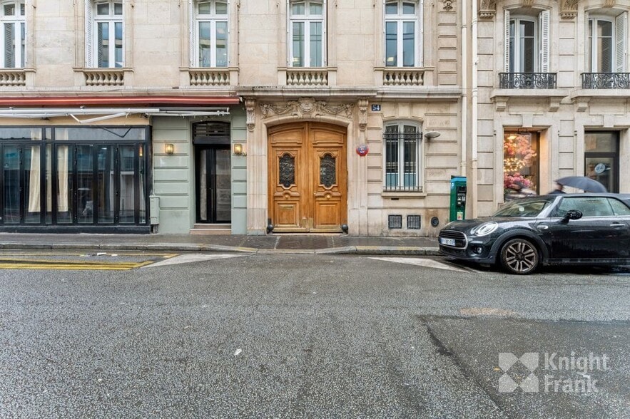 54 Rue De Ponthieu, Paris à louer - Photo du bâtiment - Image 2 de 17