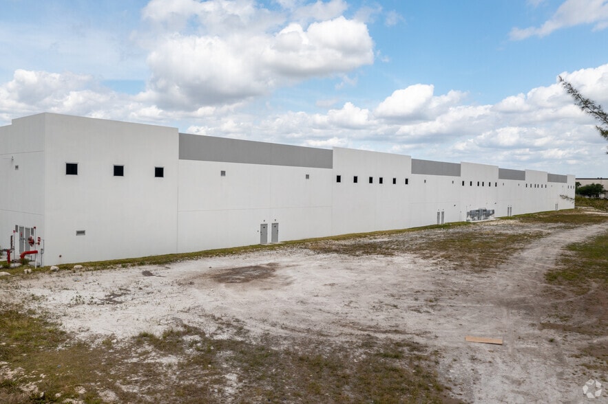 12301 NW 116th Ave, Medley, FL à louer - Photo du bâtiment - Image 2 de 8
